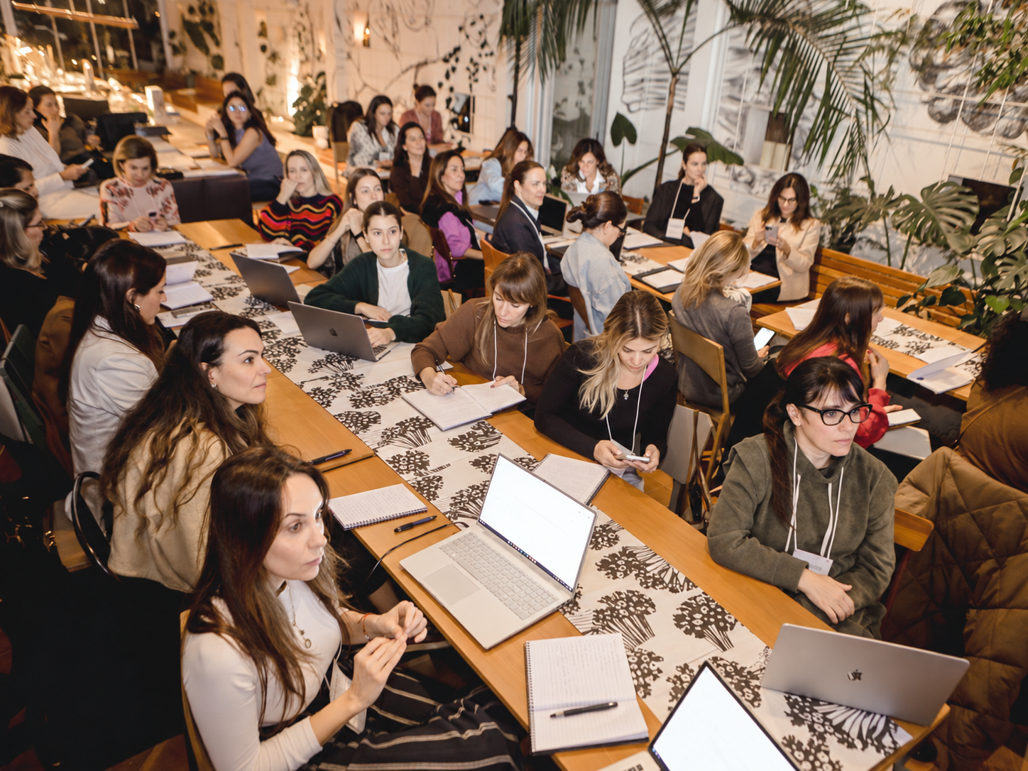 Turma presencial de mulheres aprendendo Inteligência Artificial